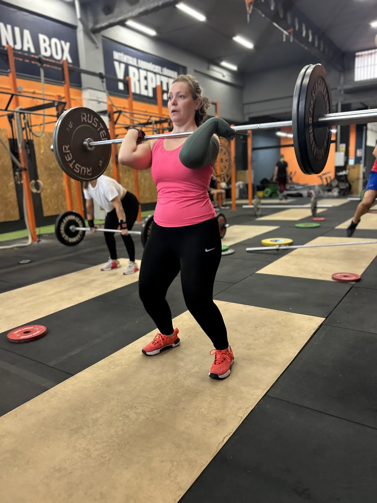Atleta femenina realizando clean con barra olímpica en Taronja Box Valencia