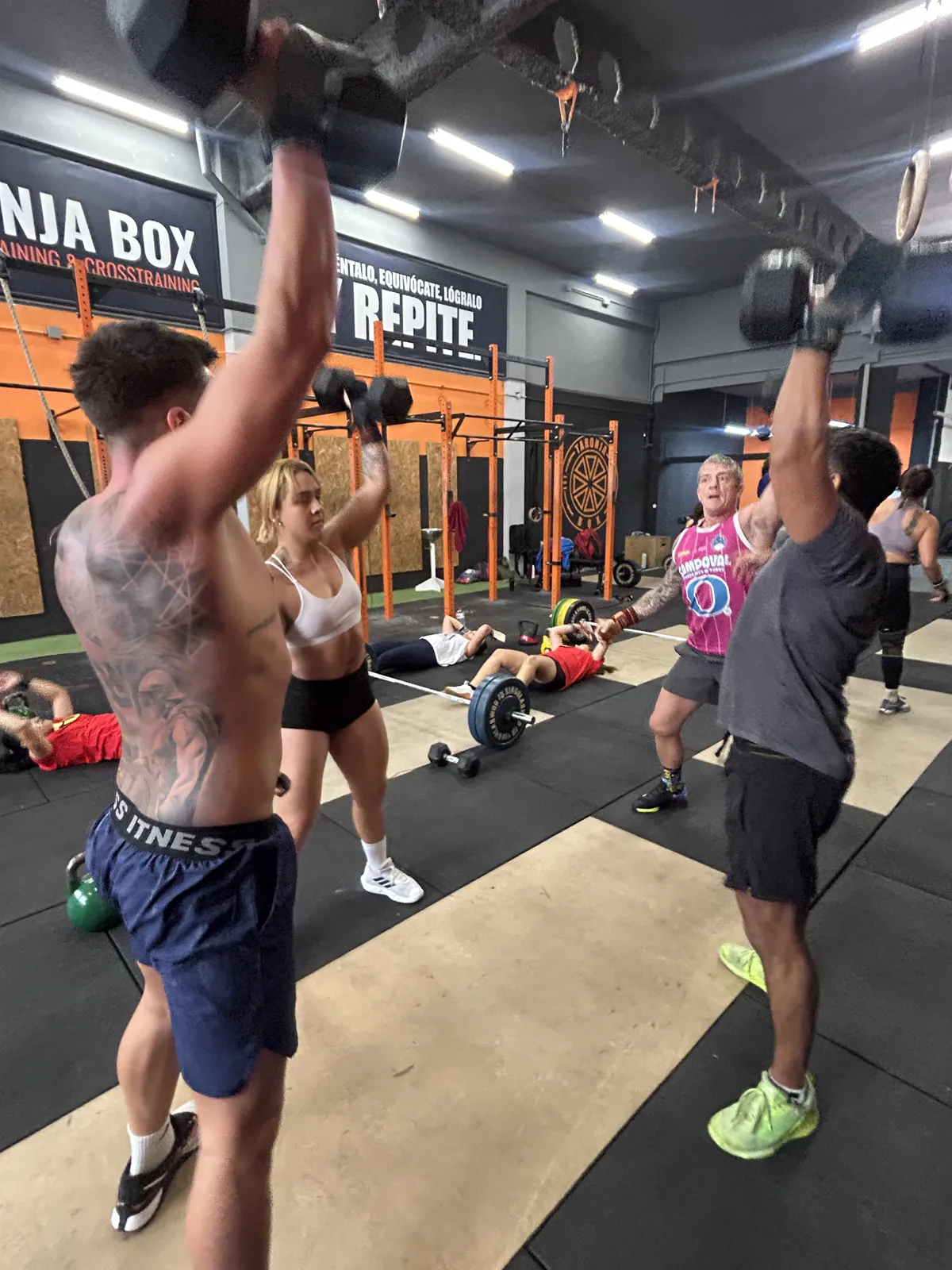 Atleta realizando muscle-up en rig de Taronja Box