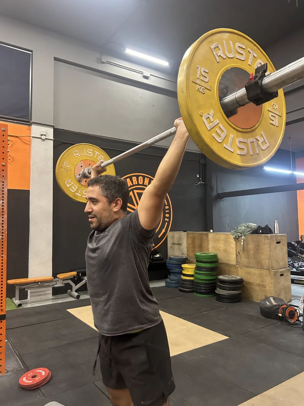Atleta con barra overhead en ruster en Taronja Box Valencia