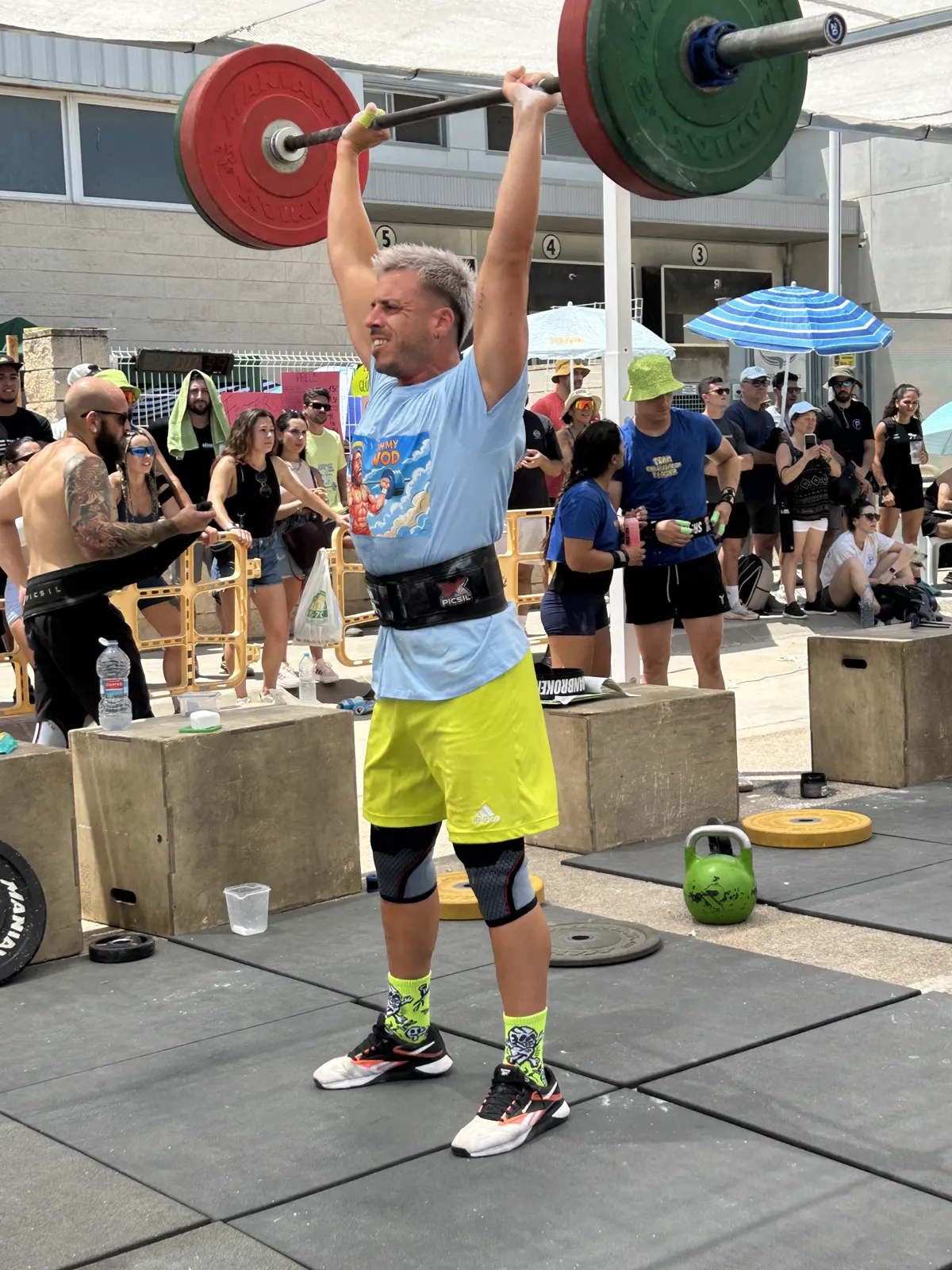 Atleta ejecutando snatch en competición outdoor de Taronja Box Valencia