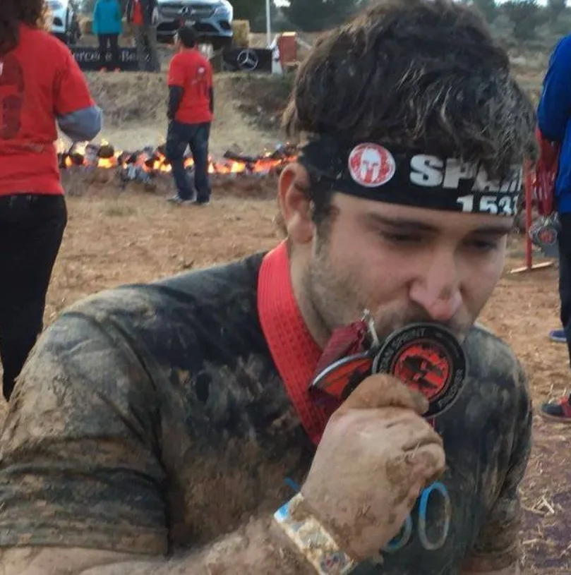 Atleta de Taronja Box con medalla Spartan Race tras competición en barro