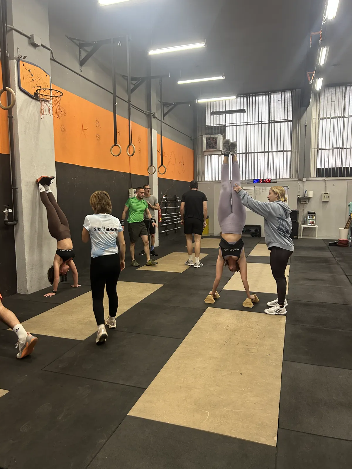 Clase de gimnásticos con wall walks en Taronja Box