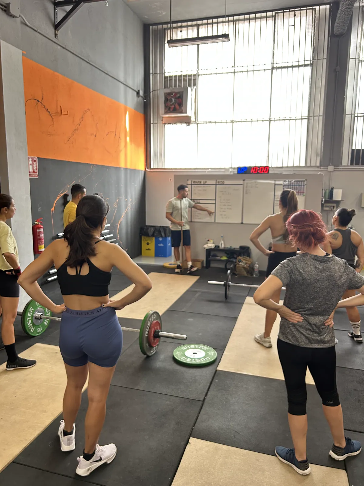Clase grupal de CrossFit con handstand push-ups en Taronja Box Valencia