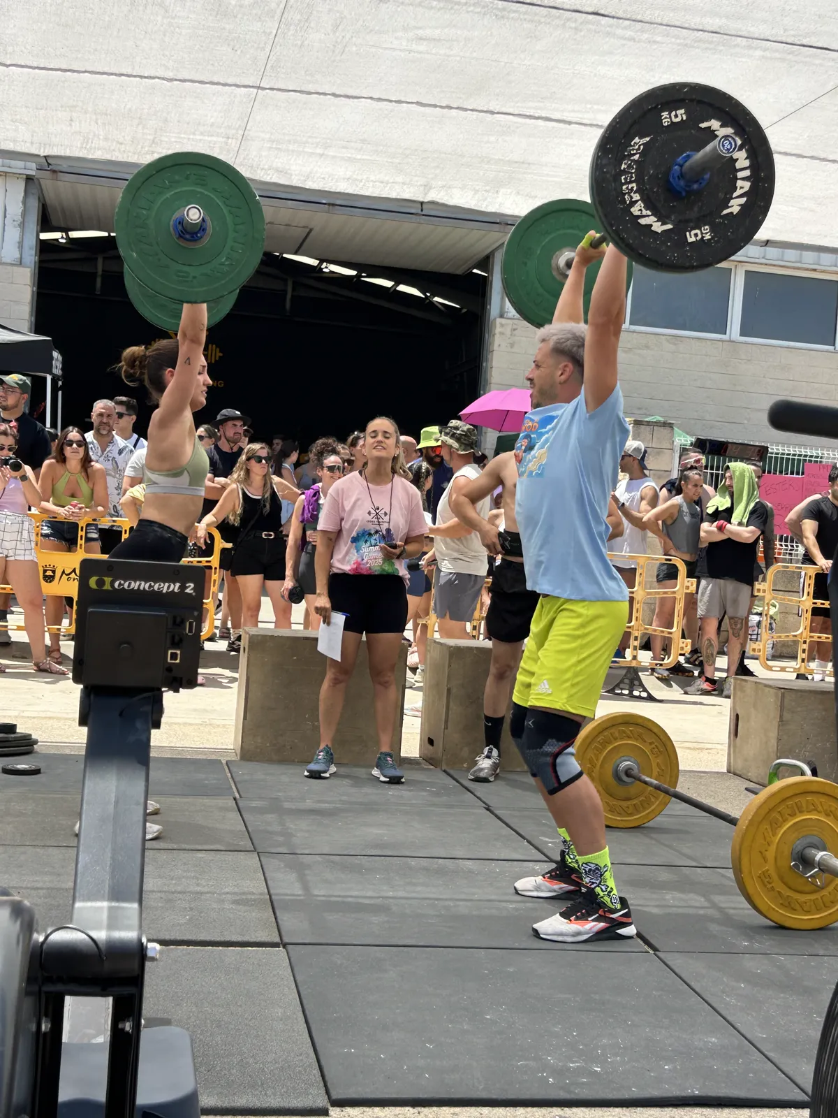 Competición de CrossFit al aire libre con público en evento de Taronja Box Valencia
