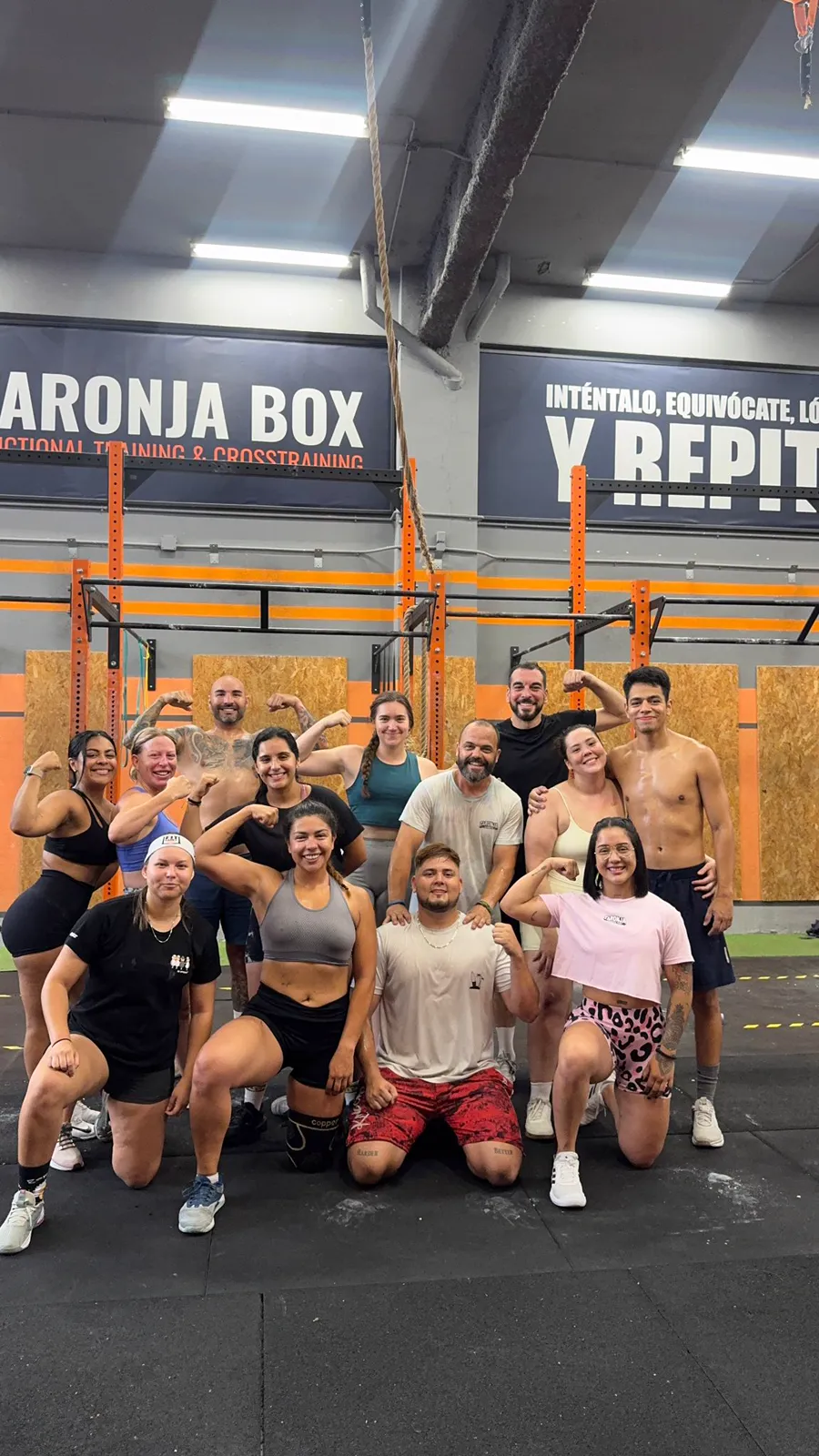 Comunidad de alumnos celebrando dentro del box de CrossFit Taronja Box Valencia