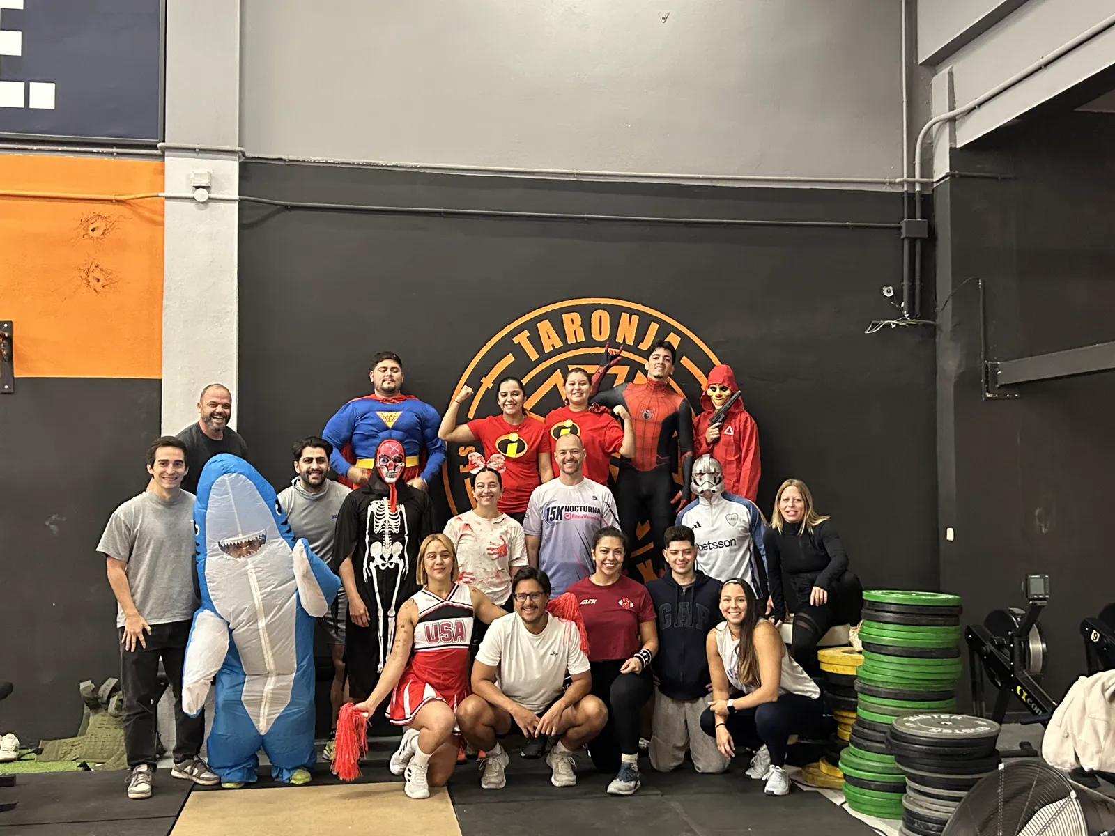Comunidad de Taronja Box Valencia disfrazada en evento festivo dentro del box