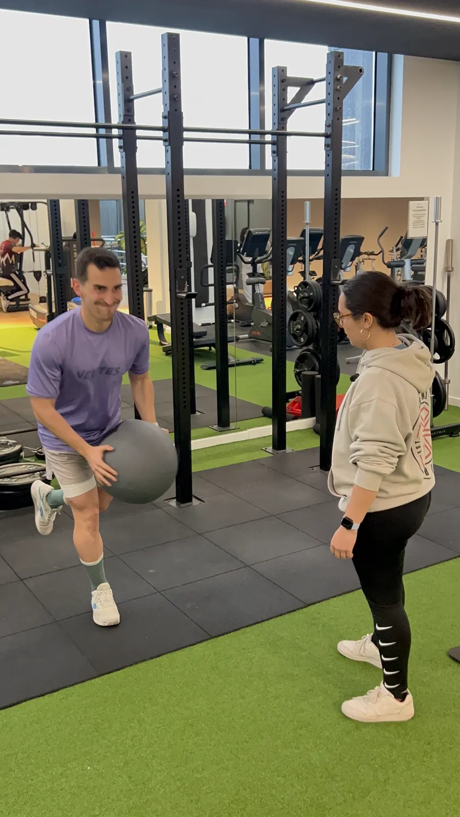 Sesión de entrenamiento personal con balón medicinal en Taronja Box Valencia