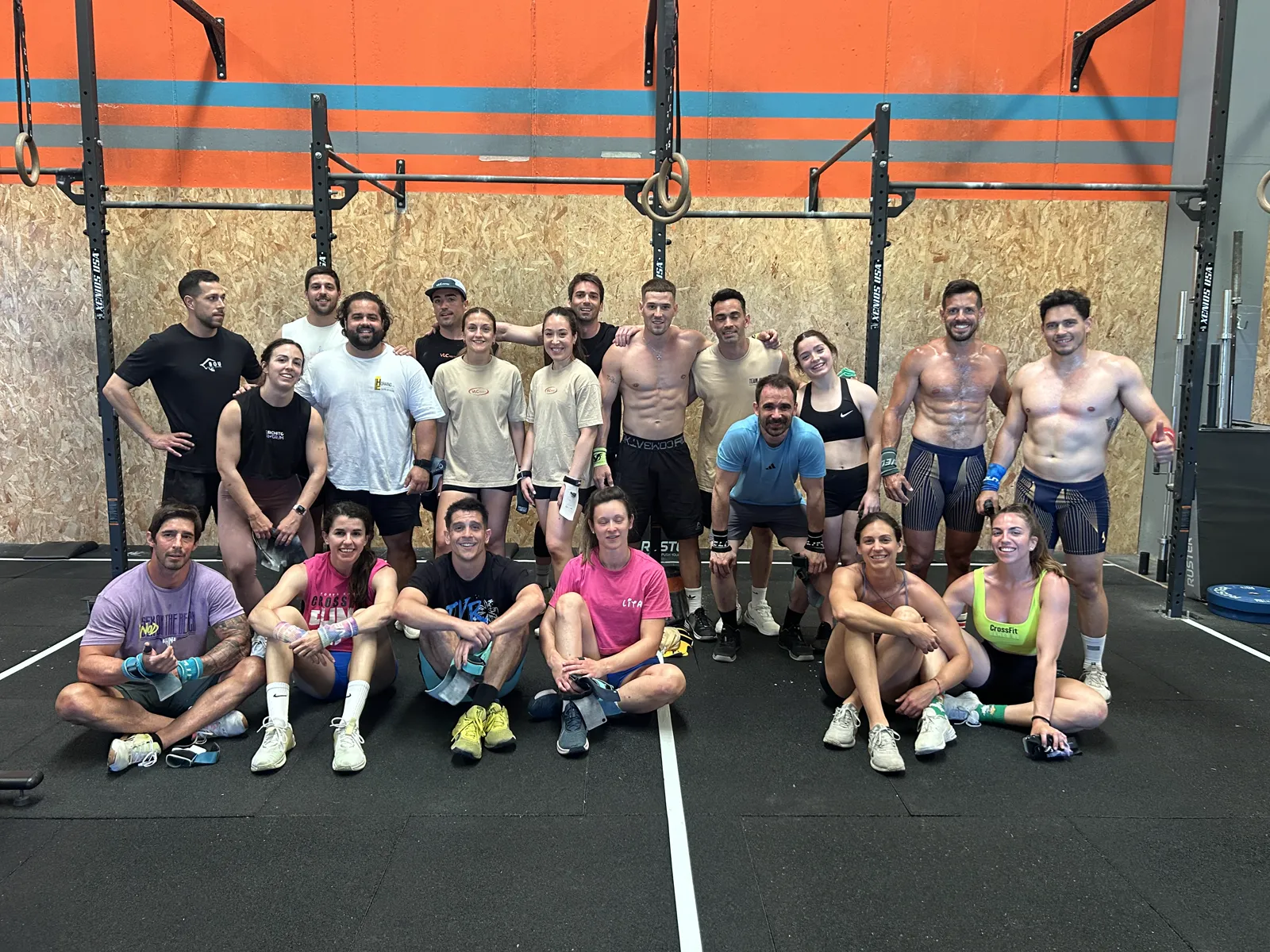 Equipo completo de coaches y atletas de Taronja Box Valencia en el interior del box