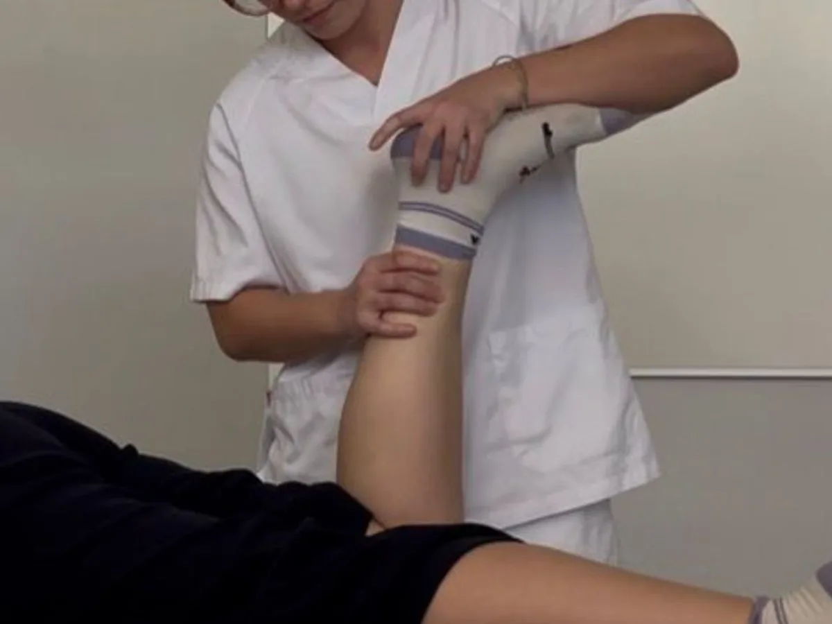 Fisioterapeuta aplicando ultrasonido terapéutico en rodilla de deportista en Taronja Box Valencia