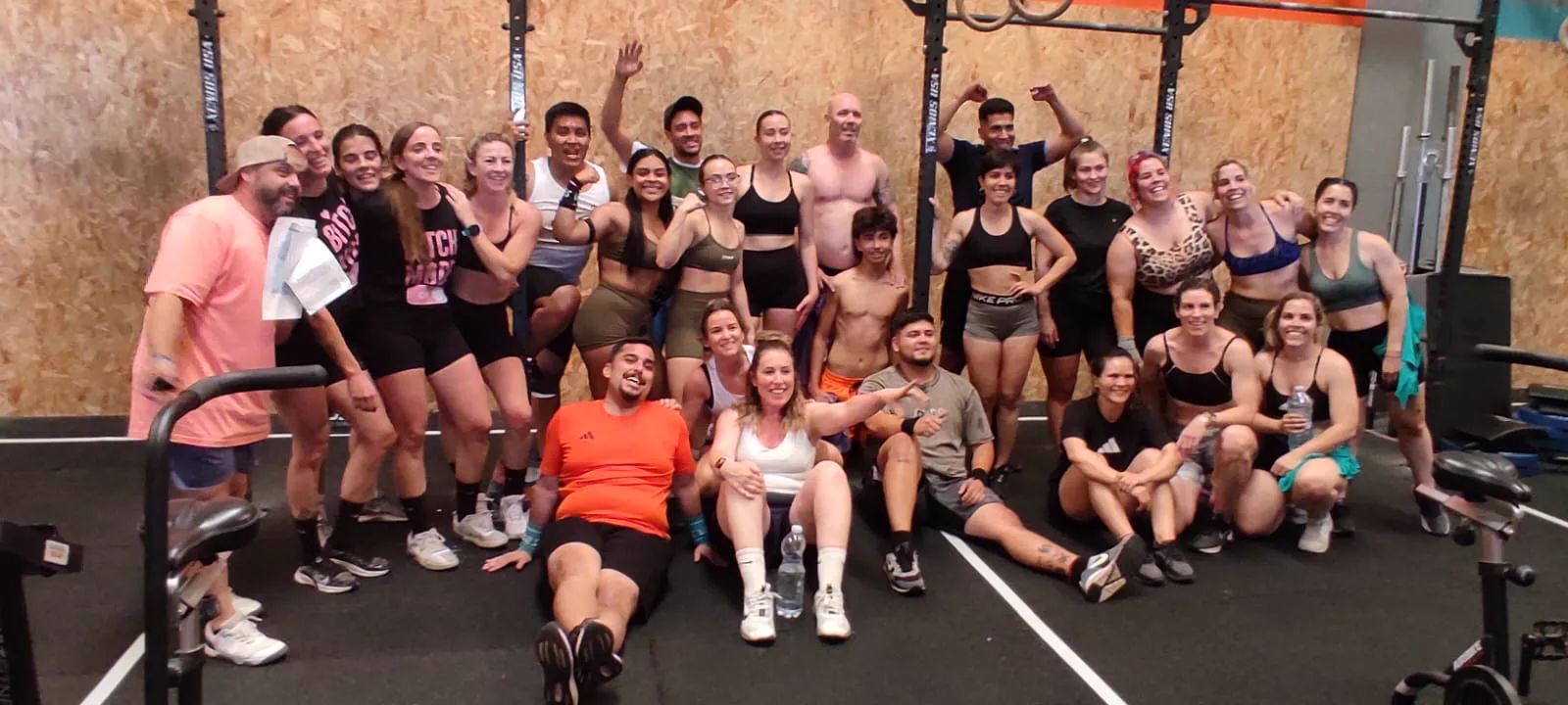 Gran grupo de alumnos celebrando juntos tras entrenamiento en Taronja Box Valencia