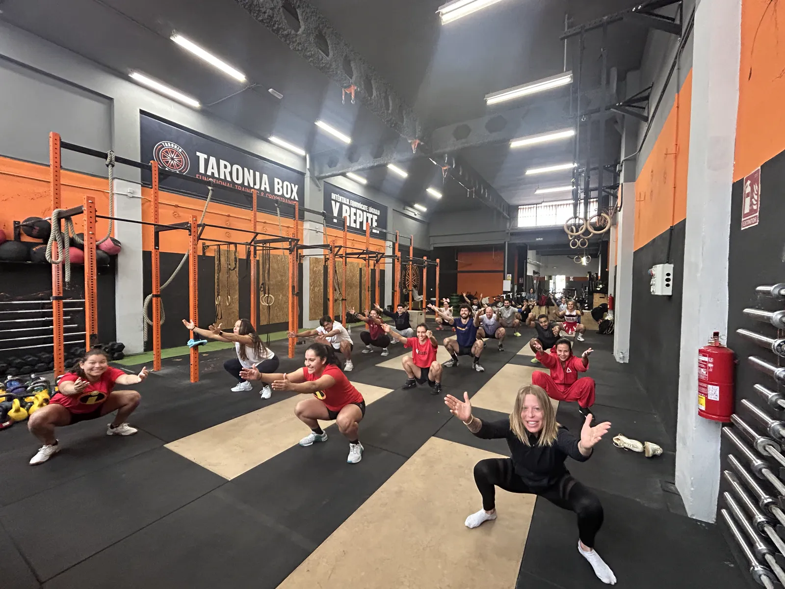 Clase grupal de CrossFit en el interior de Taronja Box Valencia con alumnos entrenando