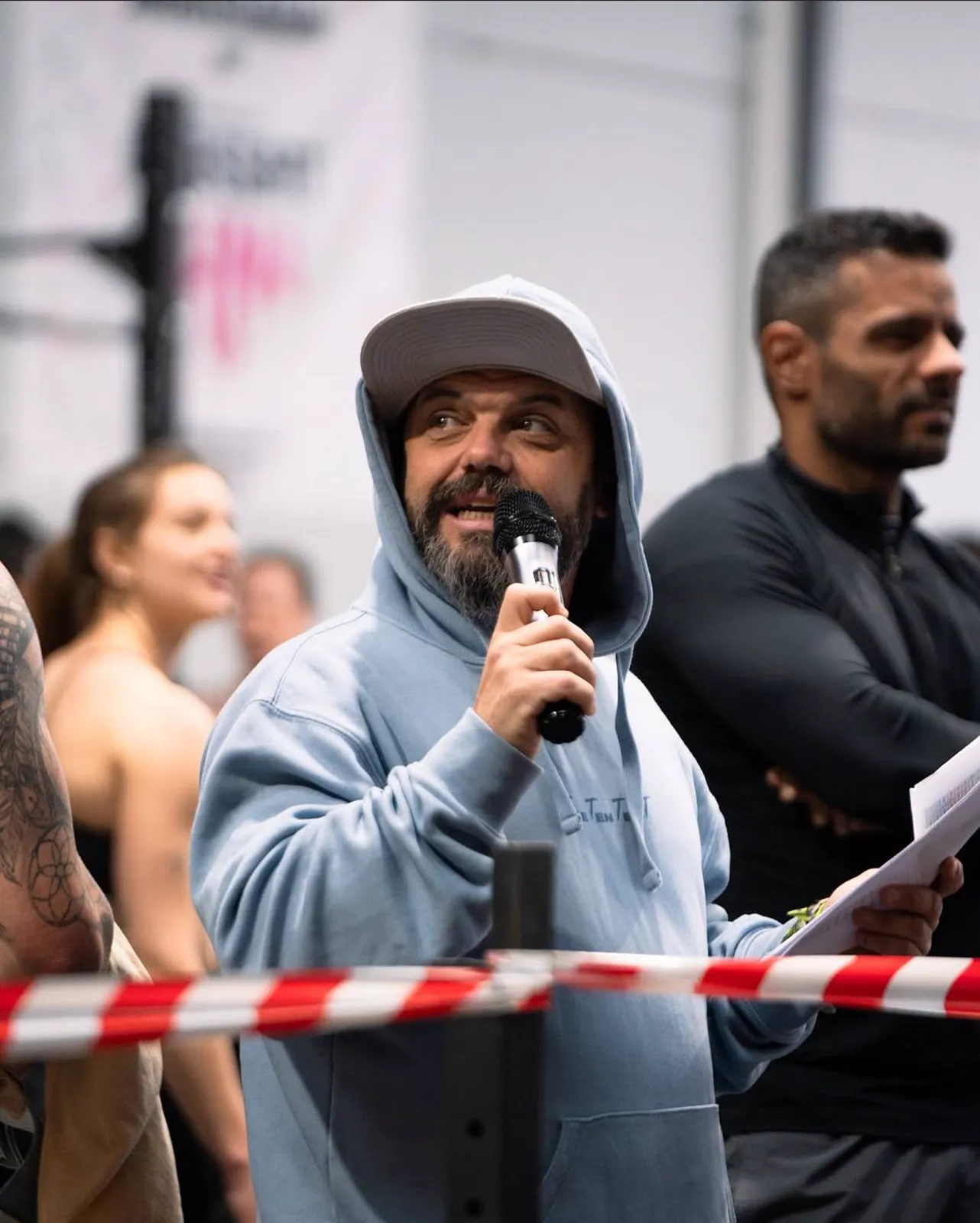 Presentador con micrófono en evento de Taronja Box Valencia
