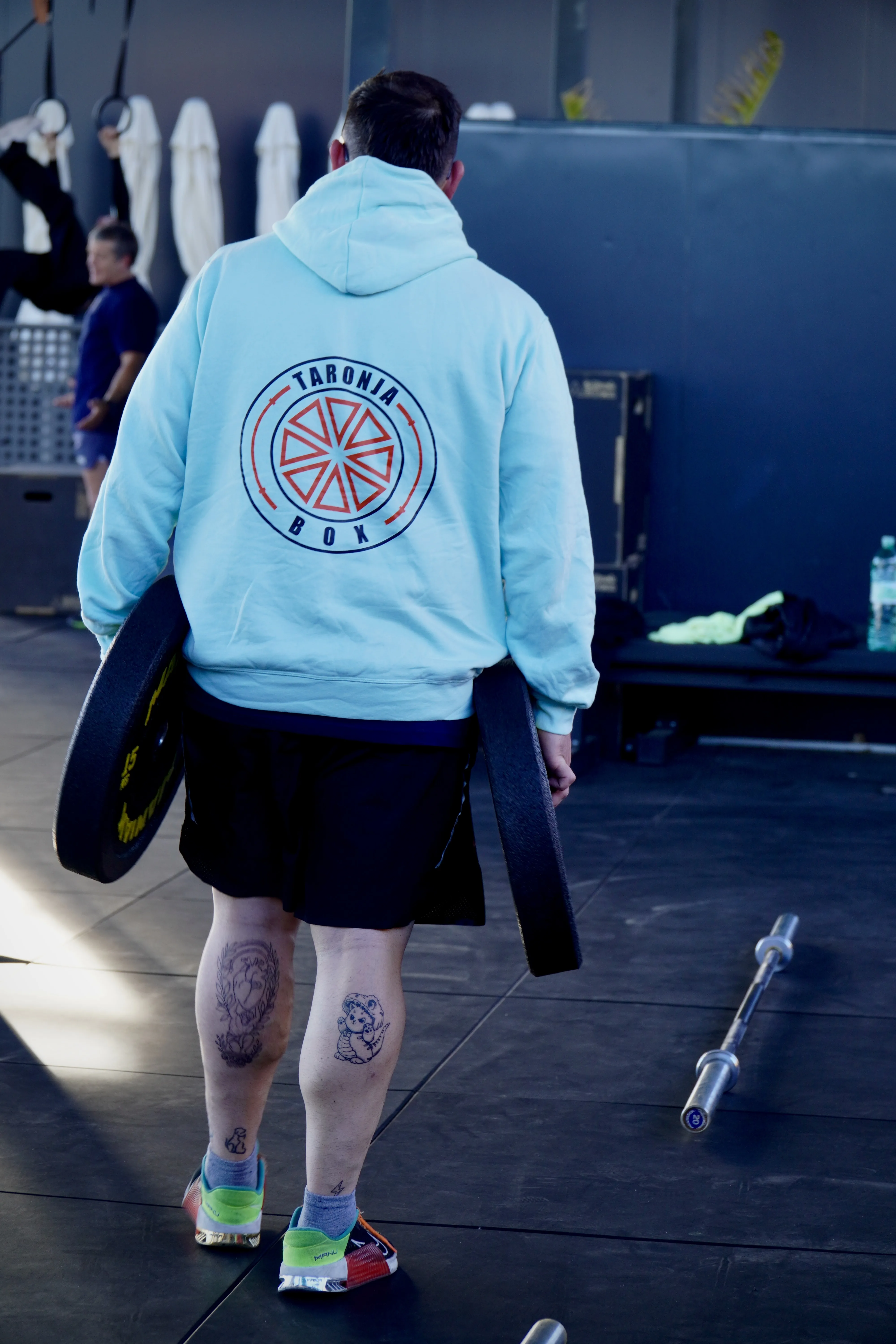 Atleta con sudadera del logo de Taronja Box en entrenamiento funcional Valencia