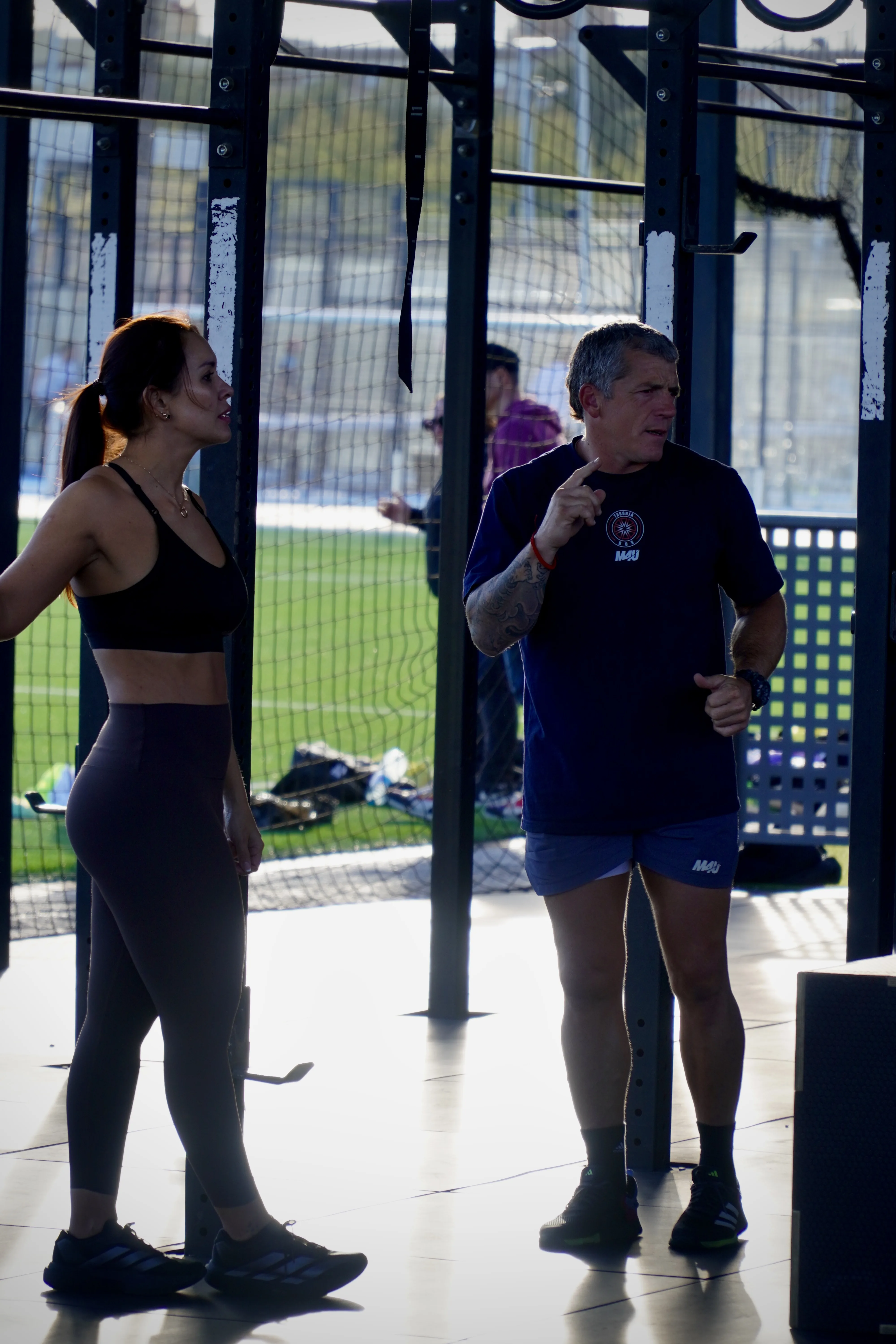 Coach y atleta en sesión de entrenamiento personal en rig exterior de Taronja Box