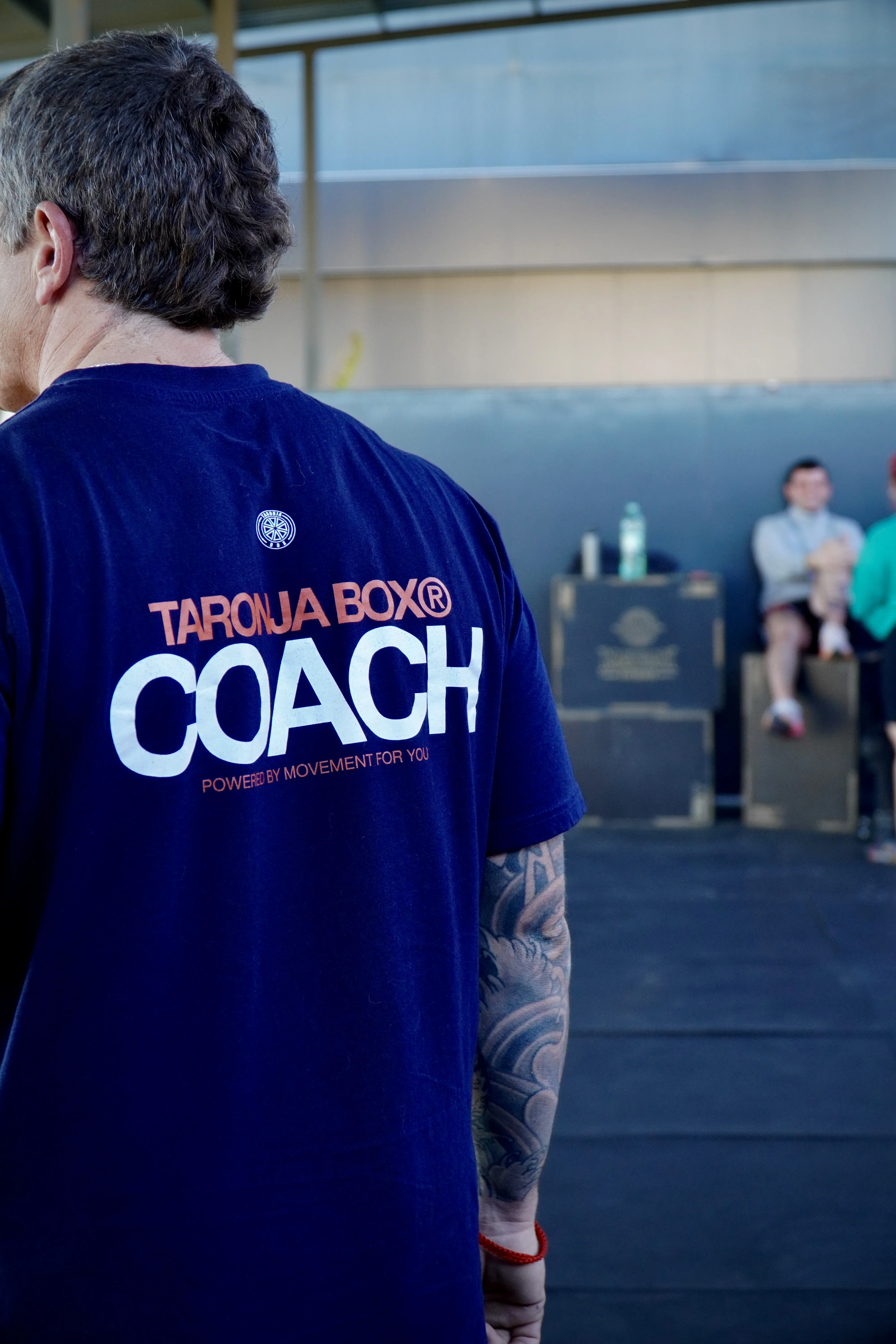 Coach con camiseta del logo de Taronja Box en clase de crosstraining Valencia