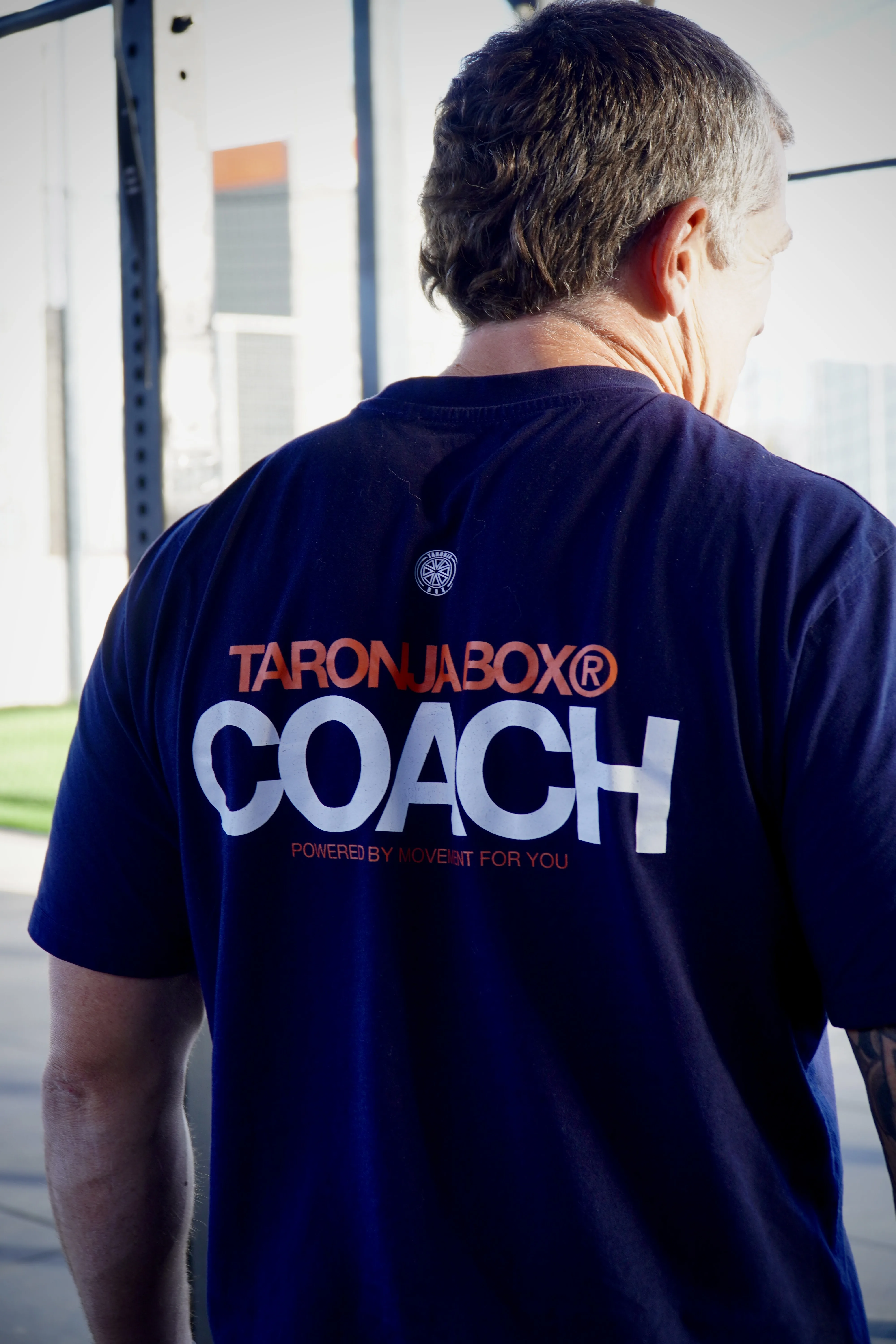 Coach con camiseta del logo en rig interior de crosstraining en Taronja Box Valencia