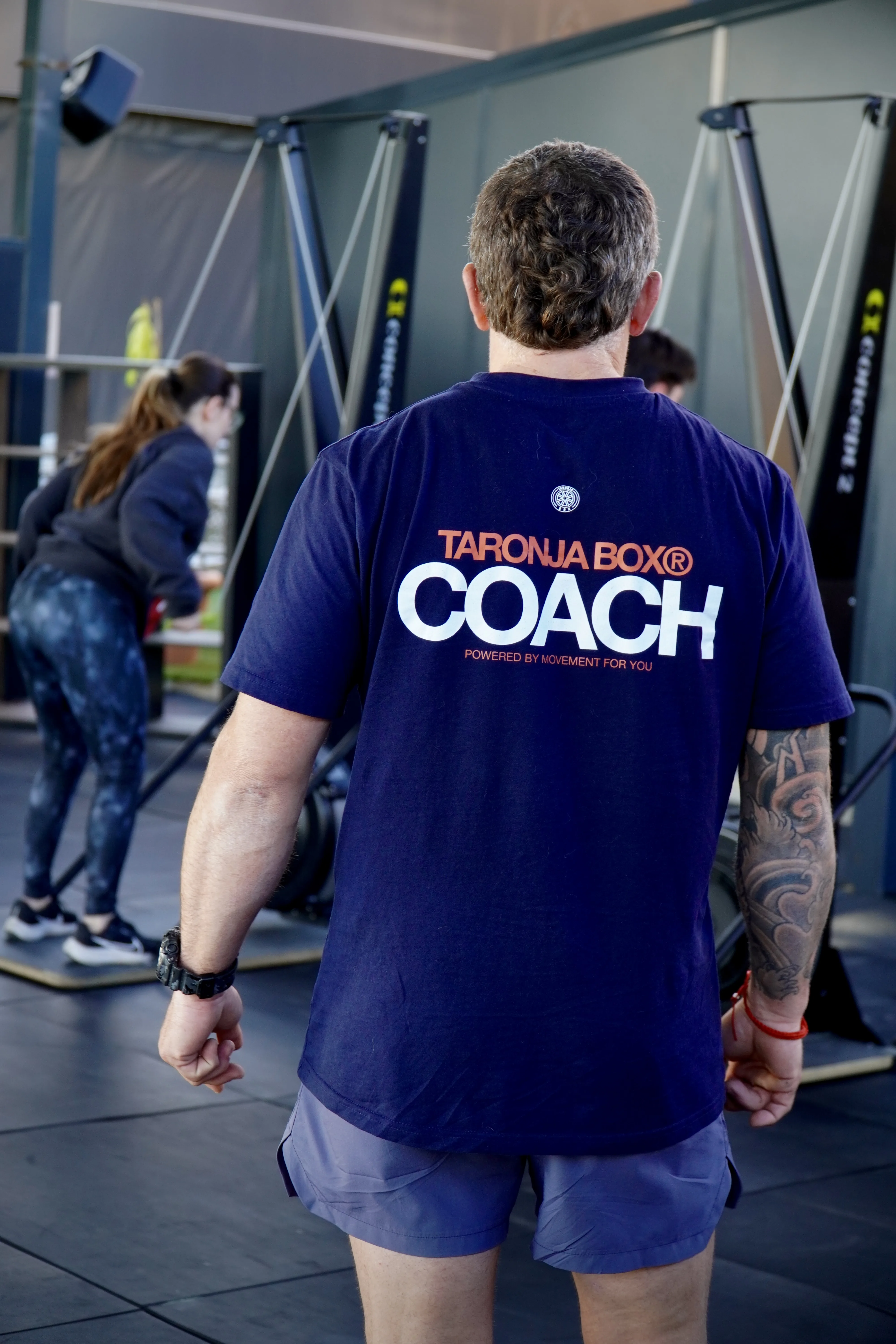 Coach supervisando clase de crosstraining en interior de Taronja Box Valencia