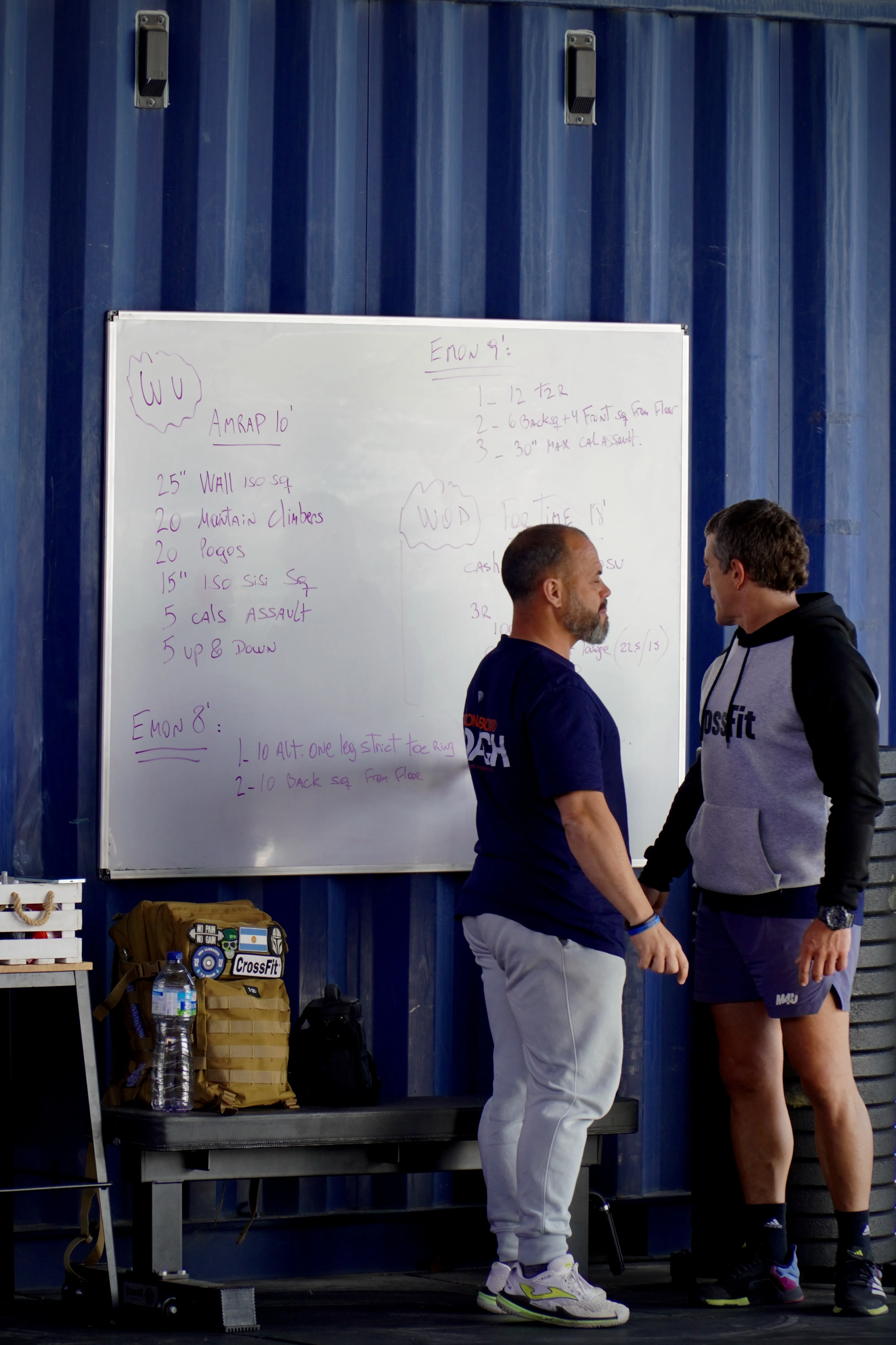 Coaches de Taronja Box ante la pizarra con programación WOD de crosstraining