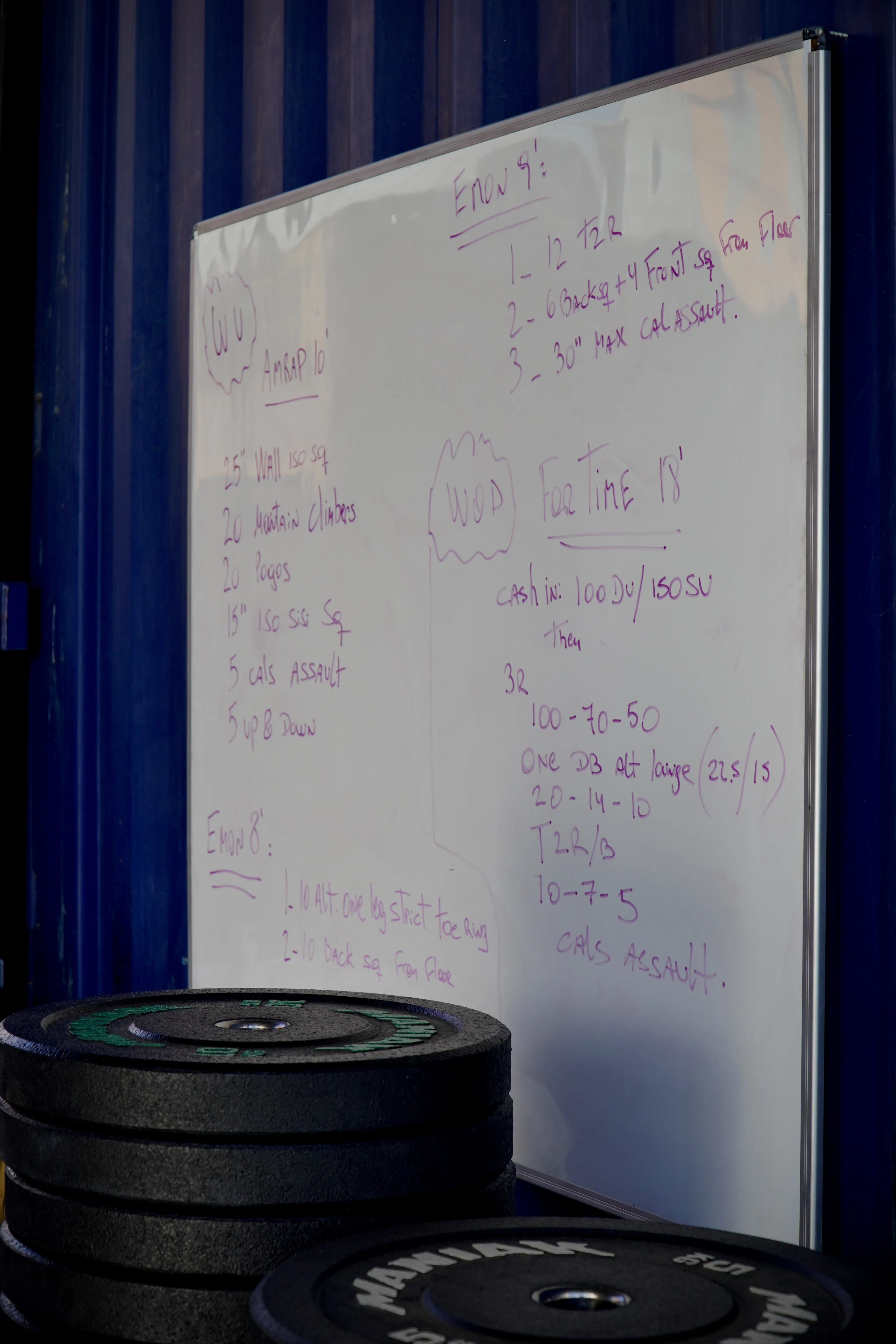 Pizarra con programación WOD AMRAP y EMOM en Taronja Box Valencia