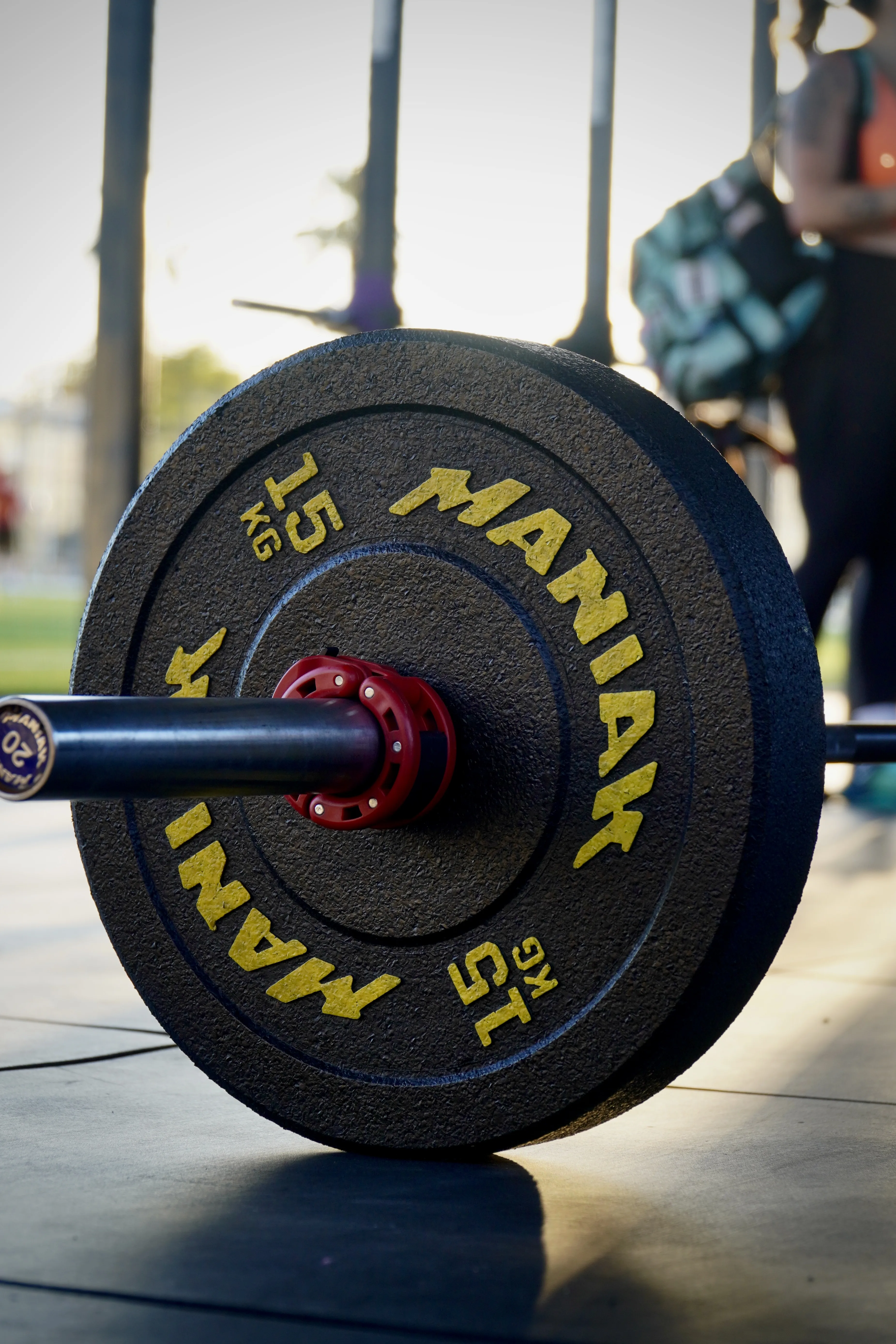 Barra y bumper plates de halterofilia en Taronja Box Valencia