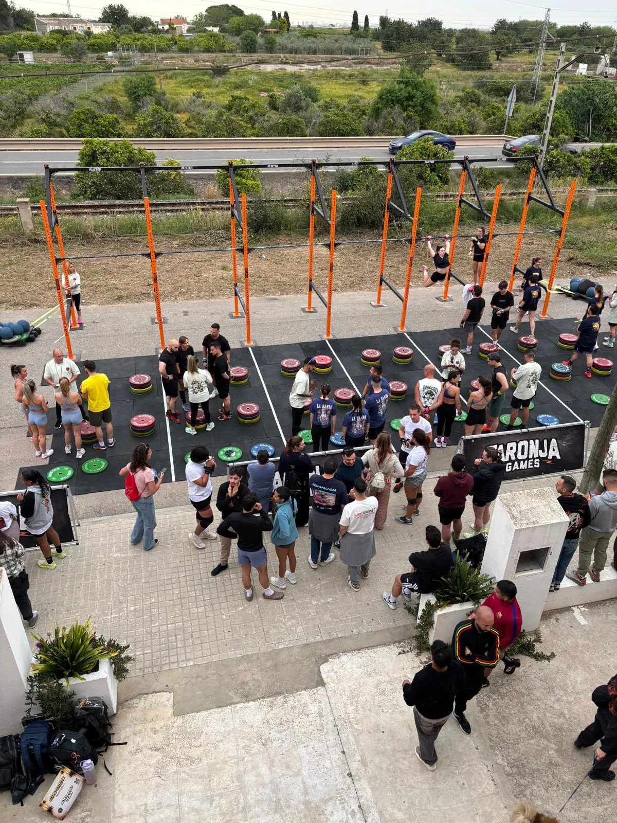 Instalación exterior de los Taronja Games con pista de CrossFit y público asistente