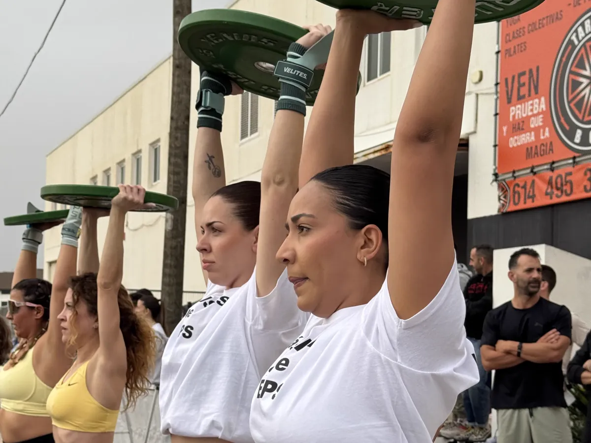 Atletas con discos Ruster overhead en los Taronja Games Moncada 2026 CrossFit Valencia