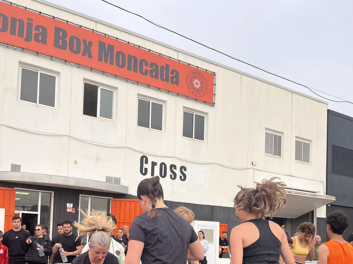 Grupo de atletas sobre bumper plates en la pista exterior de los Taronja Games Moncada 2026