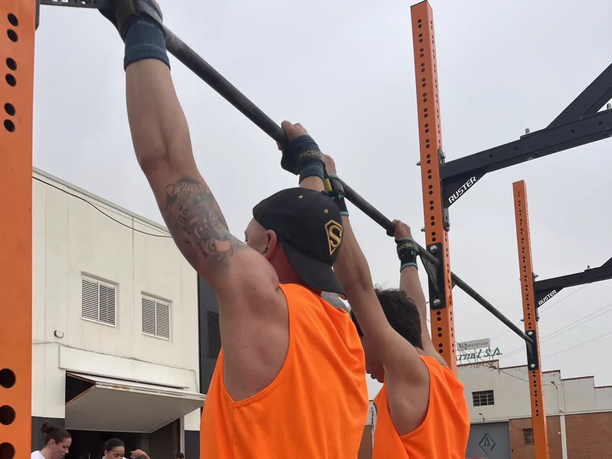 Atletas en pull-ups durante los Taronja Games Moncada 2026 en Taronja Box