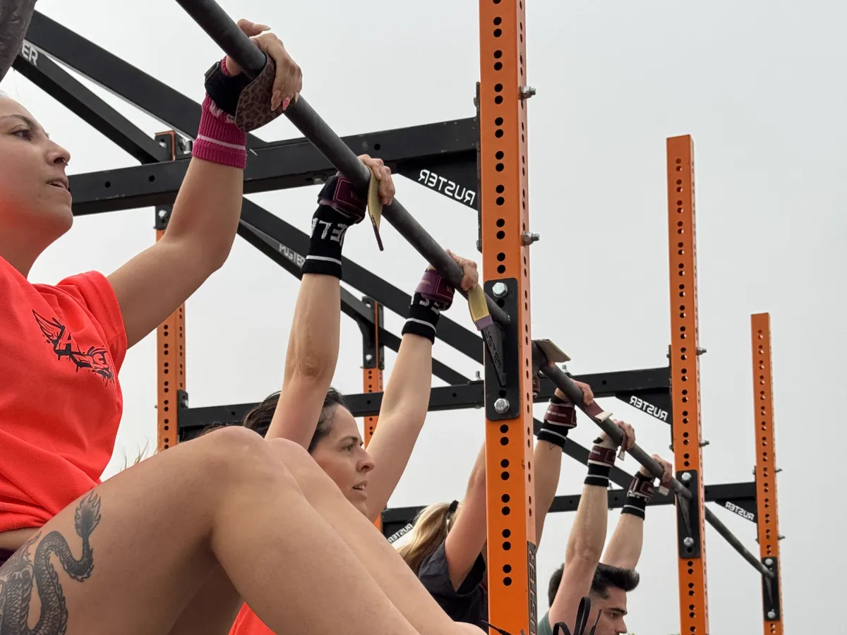Atletas en toes-to-bar sobre el rig en los Taronja Games Moncada 2026