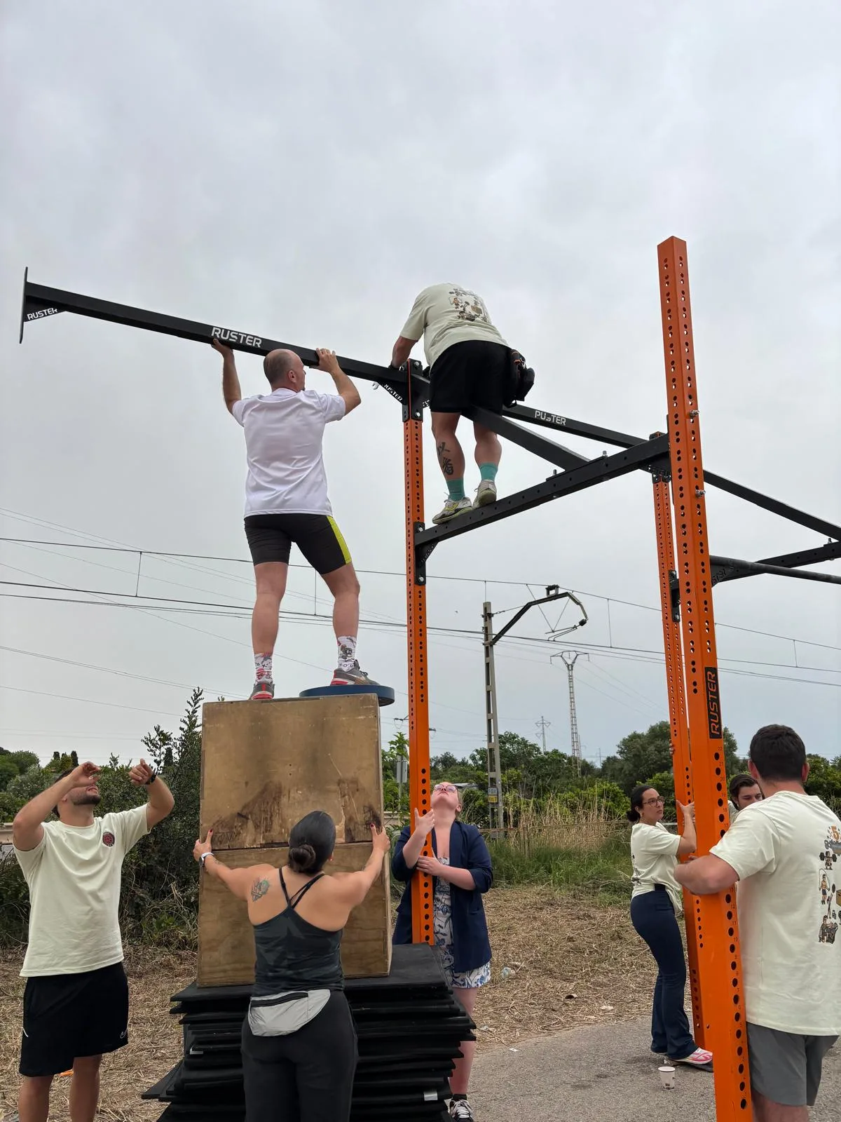 Montaje del rig exterior para los Taronja Games con equipo de voluntarios de Taronja Box