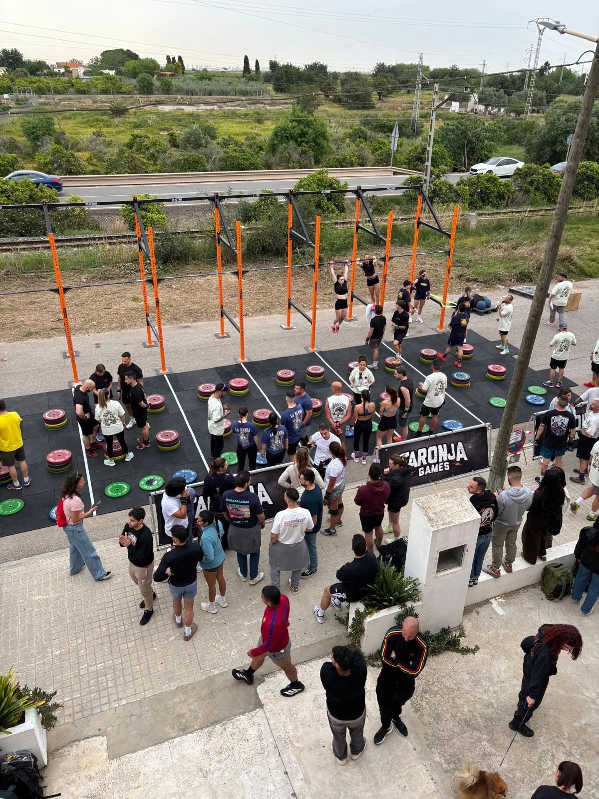 Vista aérea de la pista exterior de los Taronja Games, competición de CrossFit Valencia